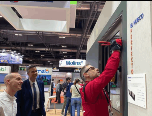Deceuninck conquista REBUILD con el Hueco Perfecto, su innovador sistema de instalación industrializada.